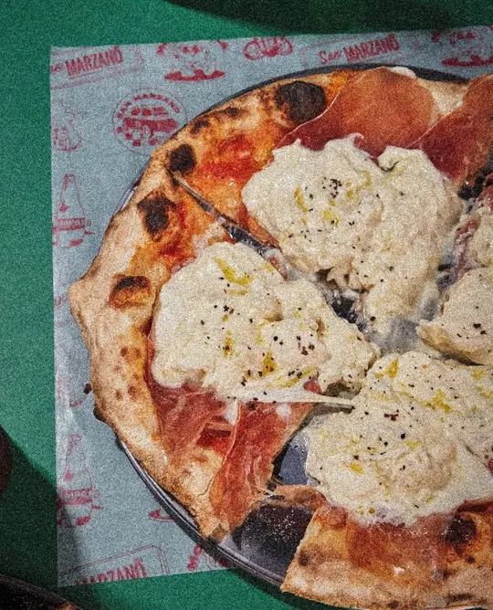 Pizza con burrata y jamón crudo