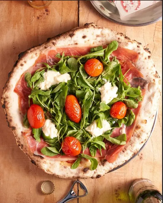 Pizza prosciutto e arugula